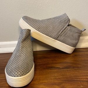 DOLCETTA ‘Lyla’ Women’s Ankle Boot Gray Faux Suede Pull On Platform Shoe Size 10